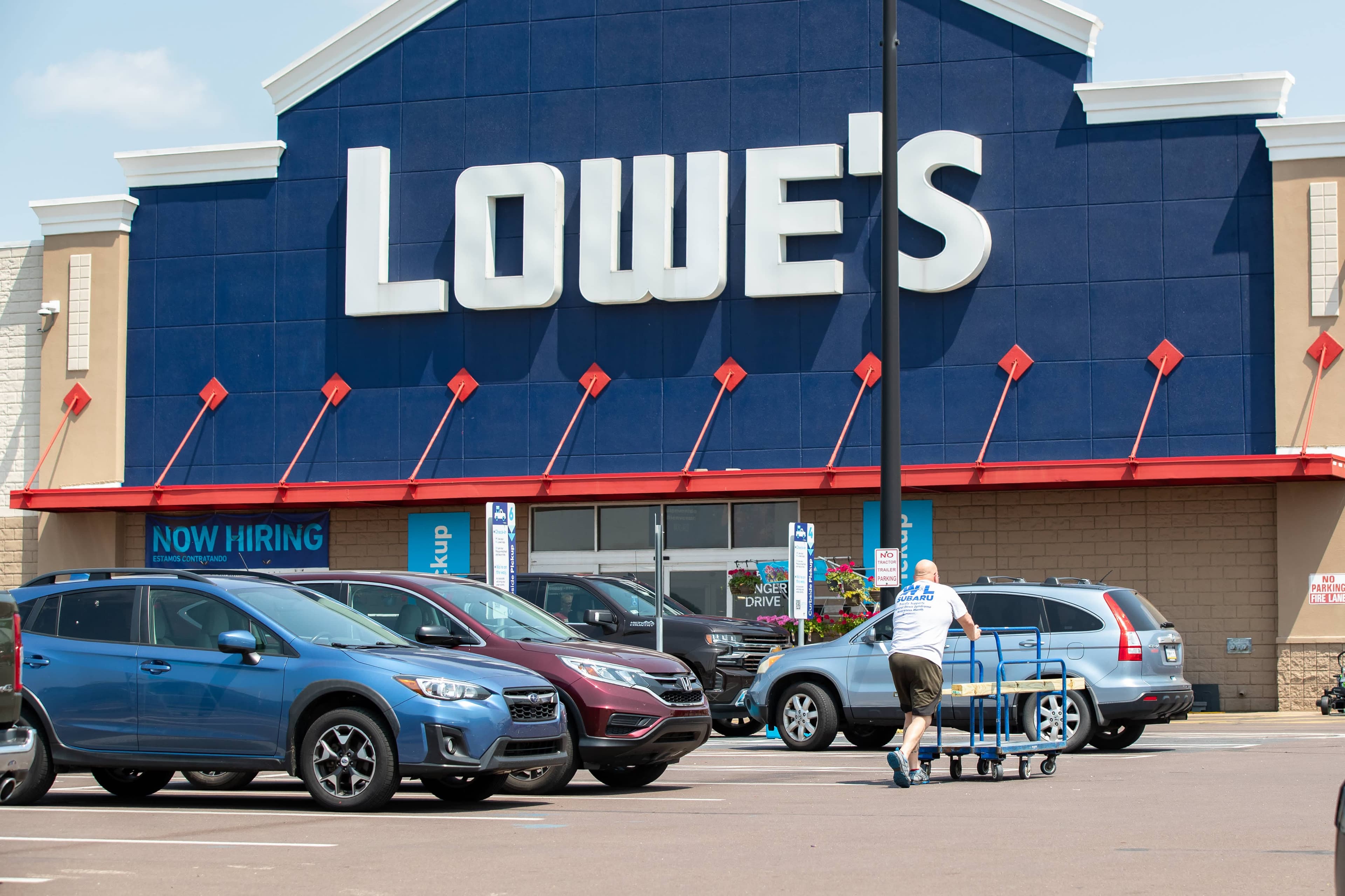Does Lowes Hire Felons?