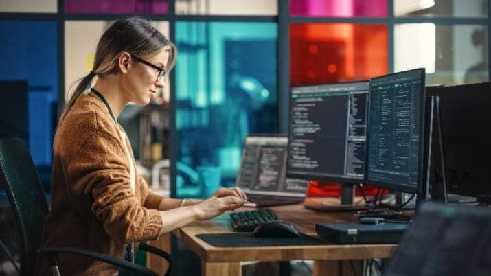 Recruiting Top Software Development Talent: Innovative Approaches in HR
