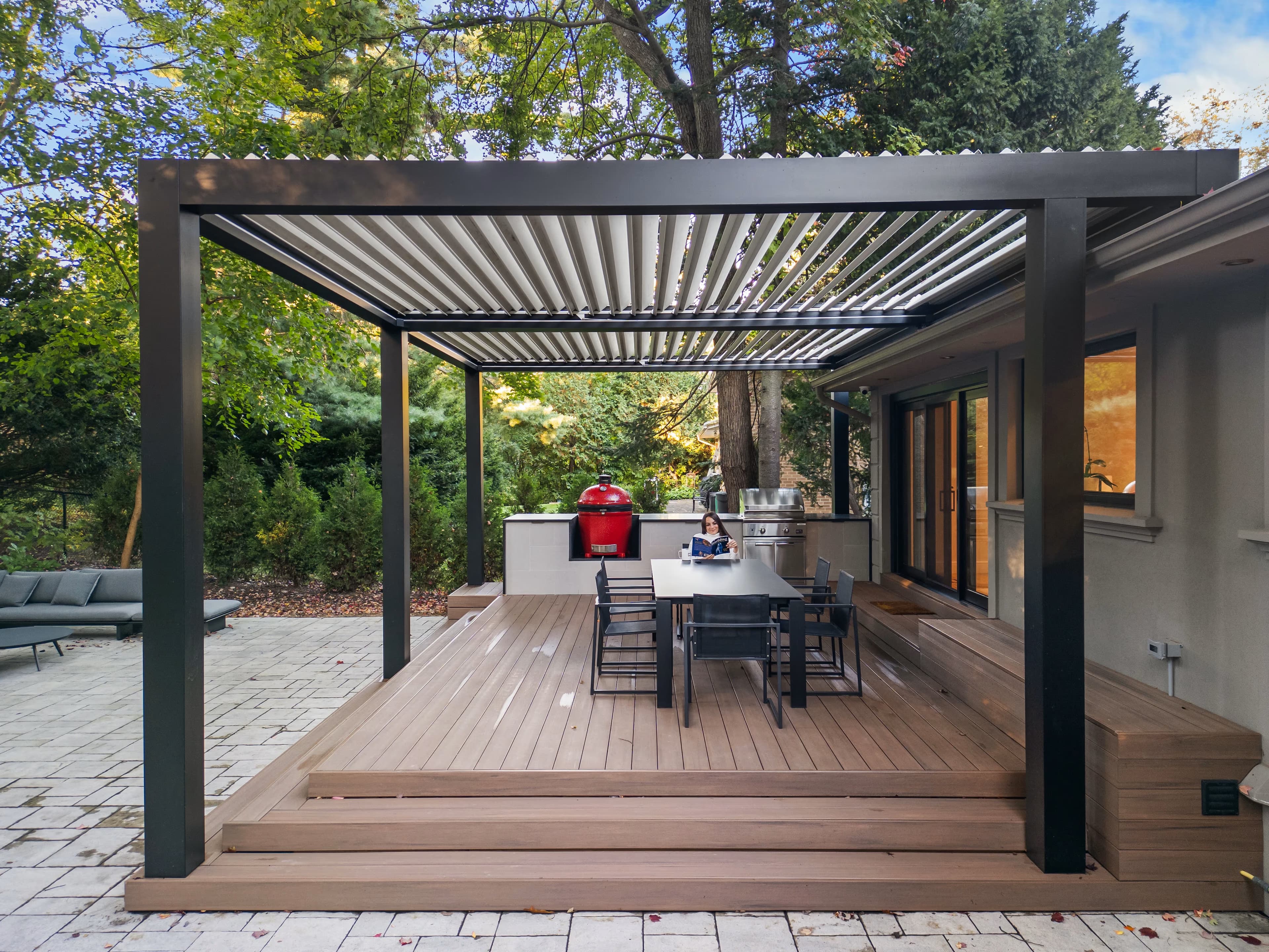 Aluminum pergola with louvered slats: the perfect combination of style and functionality