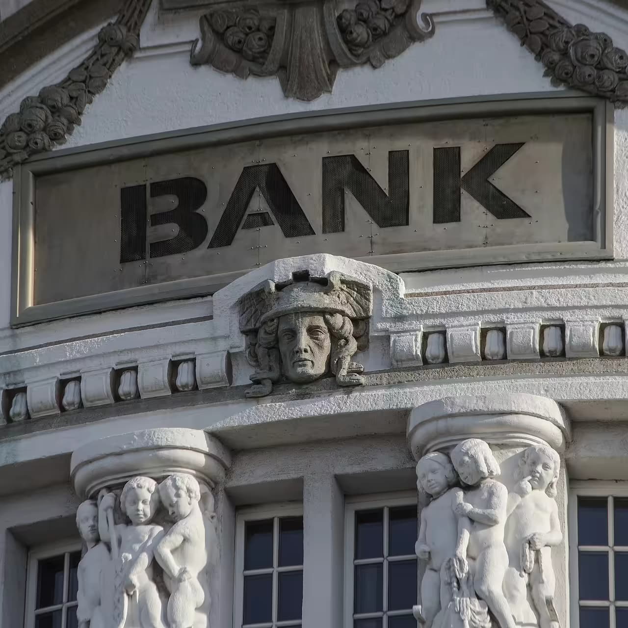 The Role of LMS in Banking Risk Management: 6 Impactful Use Cases