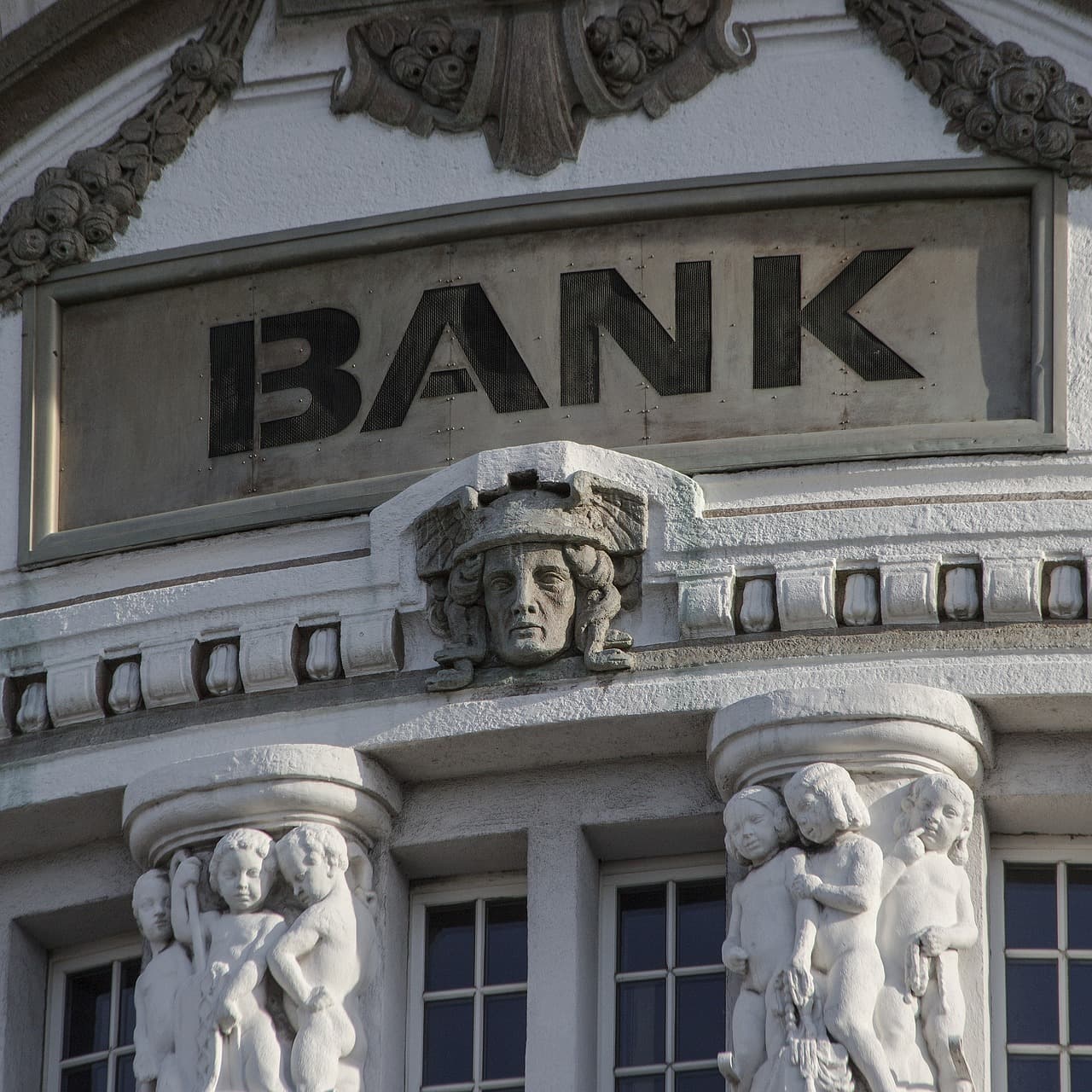 The Role of LMS in Banking Risk Management: 6 Impactful Use Cases