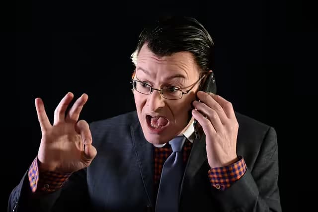 5 Real-Life Examples of Successful De-Escalation in Customer Service