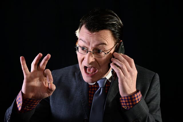 5 Real-Life Examples of Successful De-Escalation in Customer Service