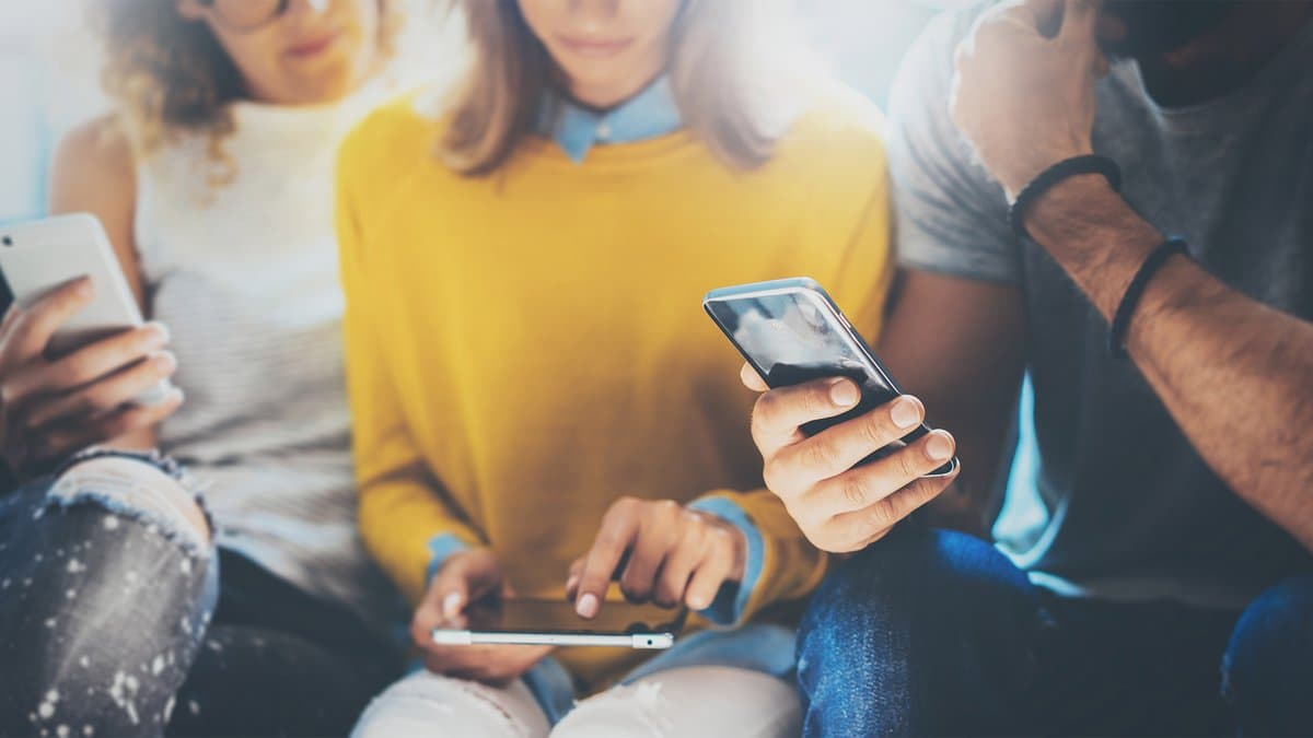 Optimizing Mobile Engagement: Strategies for Personalized Push and In-App Notifications