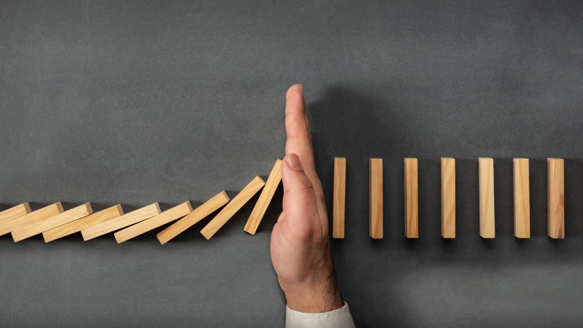 When Professional Boundaries Blur: Early Warning Signs HR Leaders Shouldn’t Ignore