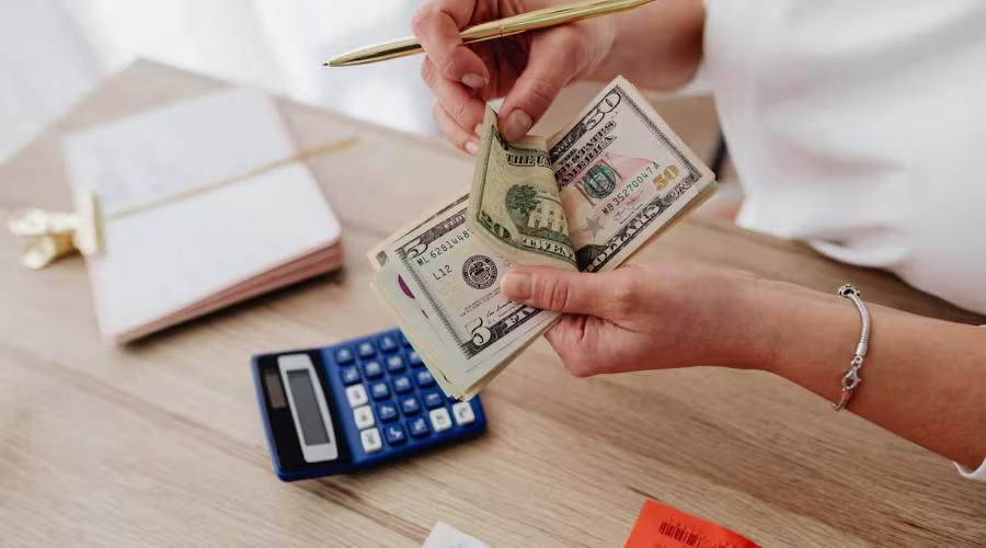 8 Characteristics of a Person Who Is “Good” With Money