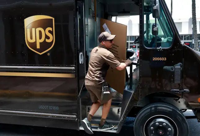 Does UPS hire felons?
